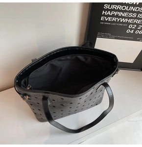 Vue de dessus du grand sac cabas en feutre gris avec pois noirs et fermeture éclair