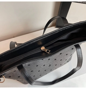 Détail du sac cabas en toile avec motif à chevrons gris, pois noirs et fermeture éclair