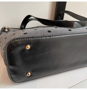 Détail du sac cabas gris à chevrons avec pois noirs et clous de fond en métal