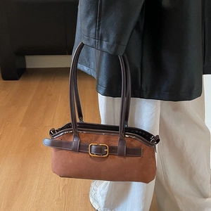 Sac bandoulière en daim marron avec lanières en cuir et boucle dorée style vintage
