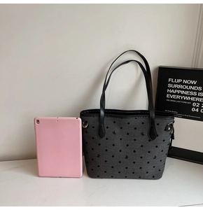 Détail du sac cabas en toile avec pois, broderie nœud et tablette pour la taille