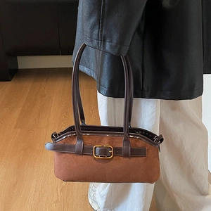 Sac à épaule rétro en daim marron avec sangles en cuir et boucle dorée sur modèle