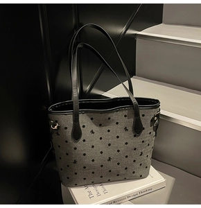 Détail d'un grand sac cabas gris à pois avec broderies nœuds et bandoulière en cuir