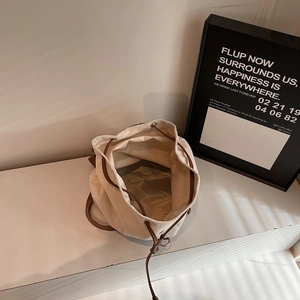Sac seau en toile avec lanières en cuir montré sous un angle de vue de dessus à 45 degrés