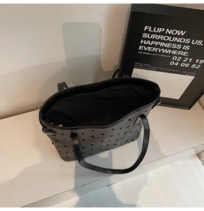 Vue détaillée du grand sac cabas en feutre à pois montrant l'intérieur et les anses