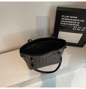 Vue détaillée du sac cabas en feutre gris avec pois noirs et anses en similicuir