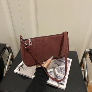 Sac baguette bordeaux chic avec bandoulière fine et design structuré à fermeture