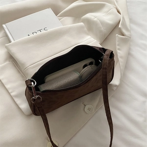 Sac baguette léopard marron chic sur blazer blanc, style de sac à bandoulière minimaliste d'été