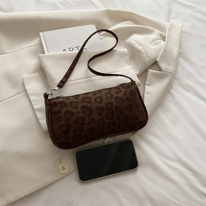 Sac baguette imprimé léopard marron avec smartphone montrant la capacité et la texture