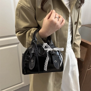 Elegante borsa a mano nera lucida con fiocchi in pizzo bianco e nastro da donna