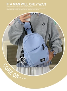 Détail du sac bandoulière en nylon bleu clair avec panneaux géométriques et étiquette