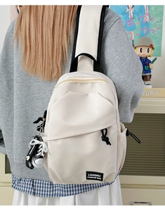 Gros plan du sac de poitrine blanc cassé avec pendentif créatif en forme de basket