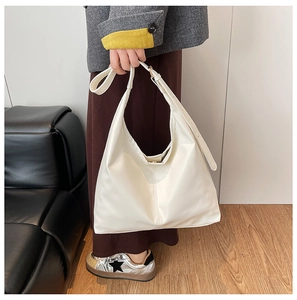 Detail of white large Hobo bag in smooth PU leather with adjustable shoulder strap