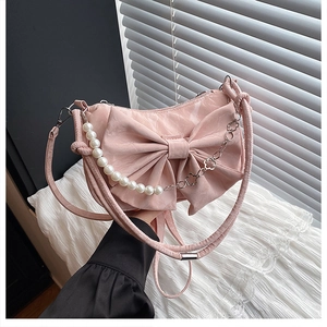 Sac à bandoulière rose avec nœud, chaîne de perles et sangle réglable
