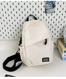 Détail du sac à dos minimaliste en nylon beige avec cordon noir et poches latérales