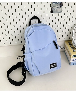 Détail du sac en nylon bleu clair avec poche latérale pour bouteille et logo de marque