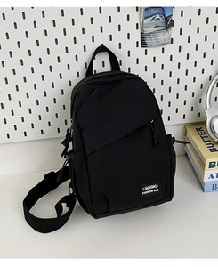 Détail du sac de poitrine en nylon noir avec bandoulière réglable et logo de marque