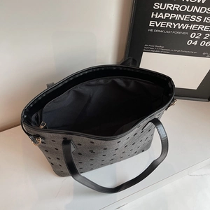 Grand sac cabas en feutre gris à pois noirs avec intérieur spacieux et poignées