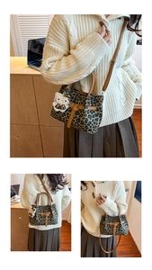 Detail der Beuteltasche mit Leopardenmuster, Lederbesatz und Plüsch-Anhänger