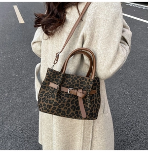Detaillierte Ansicht der Damen Leopard-Eimertasche mit Silberschnalle und Lederriemen