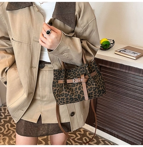 Nahaufnahme der Leopard-Tasche mit brauner Leder-Schnalle und zwei Tragegriffen