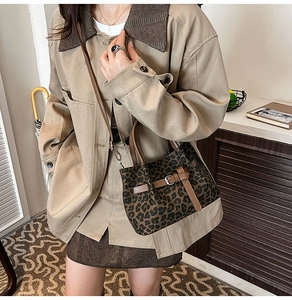 Modische Bucket-Tasche mit Leopardenmuster, kombiniert mit einer khakifarbenen Jacke