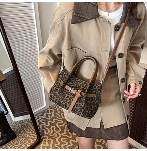 Detail der Bucket Bag mit Leopardenmuster, braunen Ledergriffen und Schnallenriemen