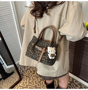 Detail der Bucket-Tasche mit Leopardenmuster, Ledergriffen und einem Plüsch-Anhänger