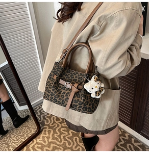 Schicke Bucket Bag mit Leopardenmuster, getragen als Umhängetasche mit Lederriemen