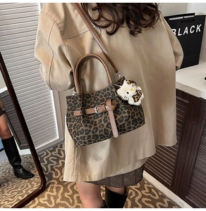 Detail der Bucket Bag mit Leopardenmuster, Ledergriffen und Plüsch-Anhänger-Accessoire