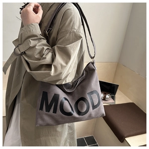 Détail du grand sac bandoulière en toile gris foncé avec imprimé MOOD noir pour étudiants