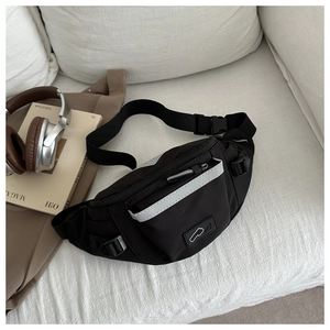 Détail du sac bandoulière en nylon noir imperméable avec fermeture éclair réfléchissante