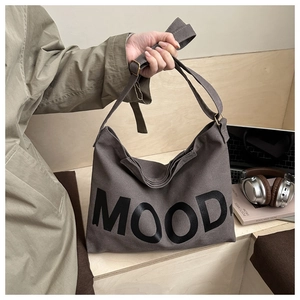 Grande borsa in tela grigia con scritta MOOD, laptop e accessori in stile casual