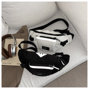 Détails de sacs bandoulière en nylon noir et blanc avec des bandes réfléchissantes