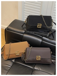 Vue détaillée de sacs bandoulière avec texture crocodile et boucles géométriques dorées