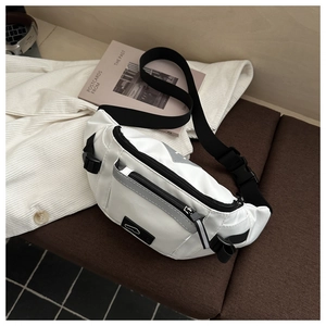 Détail du sac de poitrine blanc étanche avec bande réfléchissante et sangle noire