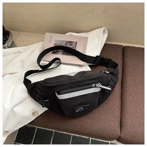 Détail de la sacoche de sport noire imperméable avec bande réfléchissante sur un banc