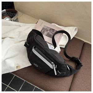 Détail du sac banane noir imperméable avec fermeture réfléchissante et sangle ajustable