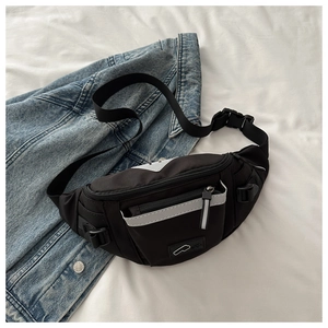 Détail du sac banane de sport noir étanche avec bandes réfléchissantes et boucles robustes