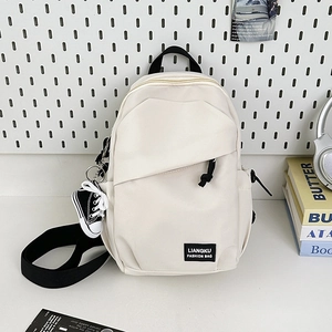 Sac à dos minimaliste en nylon blanc cassé avec sangles noires et pendentif chaussure