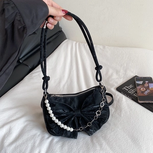 Sac à bandoulière chic en velours noir avec nœud, perles et chaîne florale en métal