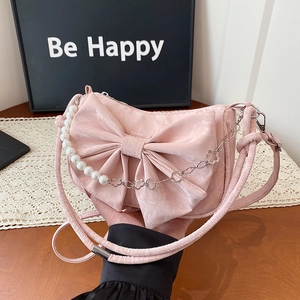 Sac bandoulière rose avec nœud, poignée en perles et chaîne florale en métal