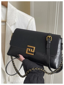 Détail du rabat mat et du sac en cuir froissé brillant avec boucle en métal doré