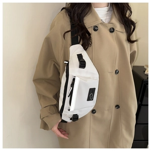Détail du sac de poitrine en nylon blanc avec sangles noires réglables et boucle sûre