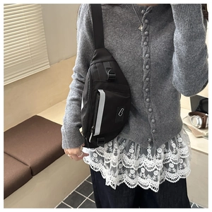 Détail du sac banane de sport noir avec bande réfléchissante et sangle réglable