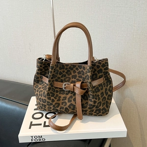 Vintage-Bucket-Bag mit Leopardenmuster, braunen Ledergriffen und verstellbarem Schultergurt