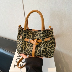 Boston-Tasche mit Leopardenmuster, braunen Ledergriffen und verstellbarem Gurt