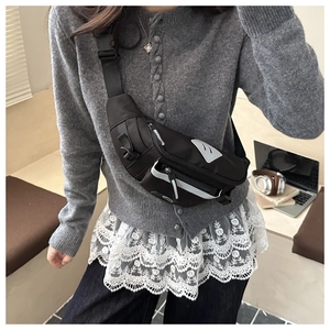 Détail du sac de poitrine noir avec bandoulière ajustable et bandes réfléchissantes