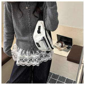 Détail du sac bandoulière blanc imperméable avec boucle noire et sangle ajustable