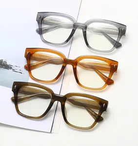 Détail de grandes montures de lunettes carrées en TR90 avec des accents en métal